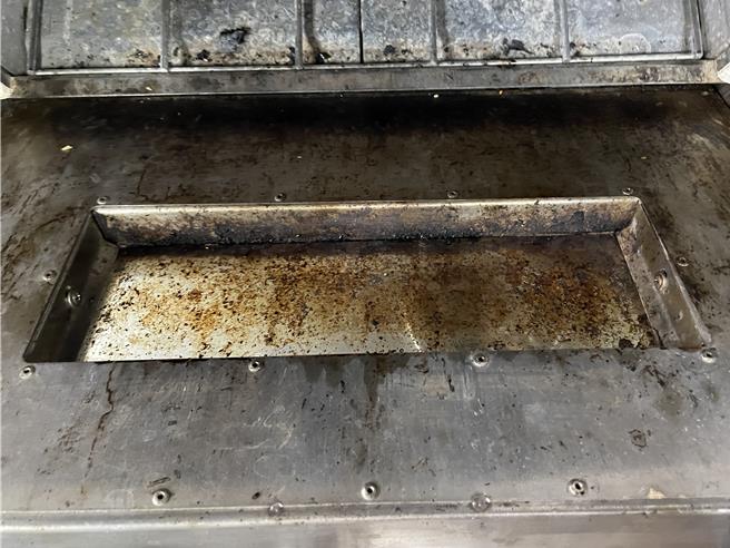 台北車站某知名港式餐廳28日被民眾發文抱怨，員工作業時嚼食檳榔，台北衛生局29日前往稽查。（台北市衛生局提供）