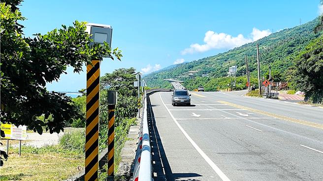 台9線華源段測速相機取締快狠準，令駕駛人聞風喪膽，近日民眾發現鏡頭被路樹枝葉遮擋，網友叫好「樹的報恩」。（蕭嘉蕙攝）
