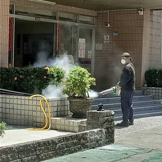 一名菲籍移工26日入境後被發現發燒症狀，馬上通報採檢，確認感染登革熱，該移工睡過一夜的宿舍也內外大清消。（竹縣衛生局提供／邱立雅竹縣傳真）