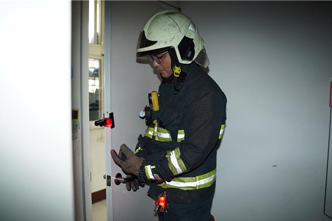 山崎分隊長王信義發想的「防門關閉夾」，勇奪消防領域發明設計競賽消防產品設計獎概念組金獎。（新竹縣府提供／邱立雅竹縣傳真）