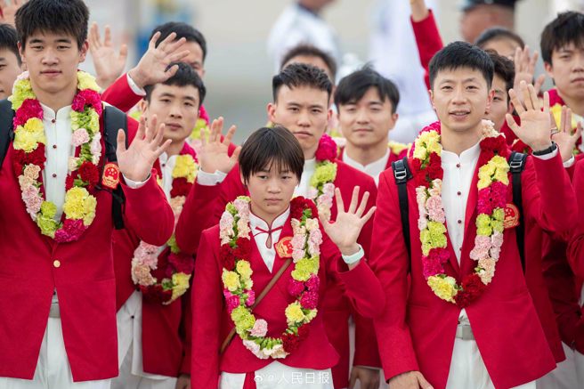 巴黎奥运访港代表团包括运动员65人，其中金牌获得者59名。（图／人民日报）