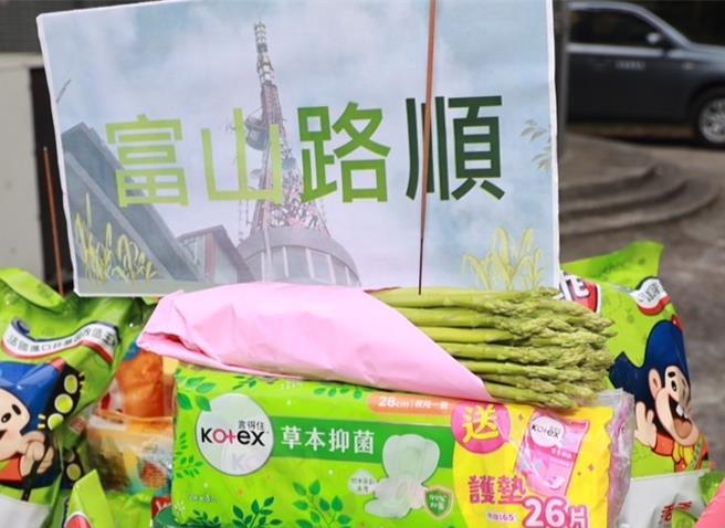 南投县政府29日至集集大山电视转播站普渡好兄弟，准备芦笋、乖乖、靠得住等供品超另类。（南投县政府提供／杨静茹南投传真）