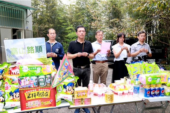 南投县新闻及行政处处长蔡明志29日趁往集集大山转播站的路通了，立刻率队上山普渡好兄弟。（南投县政府提供／杨静茹南投传真）