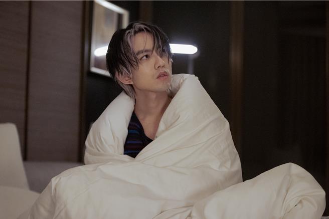 林宥嘉日前拍摄新歌MV，诠释烦恼挣扎的模样。（华研国际提供）