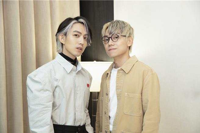 林宥嘉（左）日前推出新歌MV，与香港音乐人林家谦合作对唱。（华研国际提供）