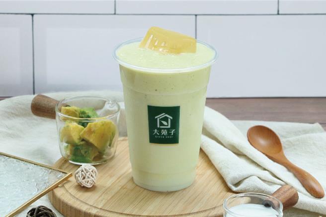 大苑子許慶良酪梨布丁鮮奶中杯。（圖／大苑子提供）