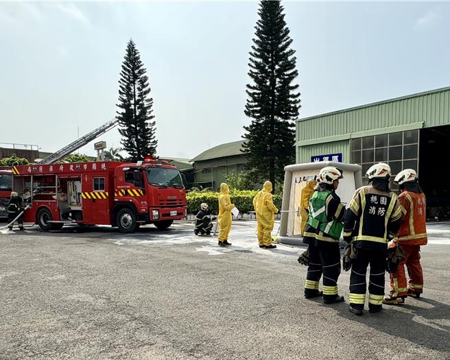 桃园市消防局第一救灾救护大队今日在八德区中台橡胶公司举办兵棋推演，并结合场所进行自卫消防编组效果逼真。（八德消防分队提供）