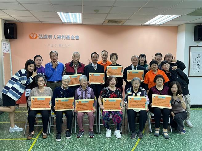 弘道老人福利基金会台中服务处10位爷奶去年参加「生命行旅」课程预先规画「身后事」，其中，87岁简奶奶日前因病离世，生命行旅笔记本发挥用途，顺利助家属完成简奶奶最后心愿，圆满告别。（弘道基金会提供／潘虹恩台中传真）