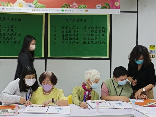 弘道老人福利基金会台中服务处10位爷奶去年参加「生命行旅」课程预先规画「身后事」，由专业老师带领长辈回顾生命歷程，逐步介绍疾病末期的急救过程、安寧照护等，让长辈自主决定医疗决策并写下期望的照护方式。（弘道基金会提供／潘虹恩台中传真）