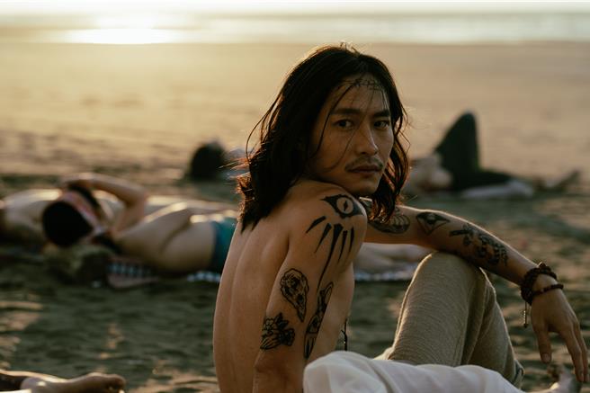 田士廣為戲畫全身刺青，拍攝兩個多月不能好好洗澡。（金禾創意提供）