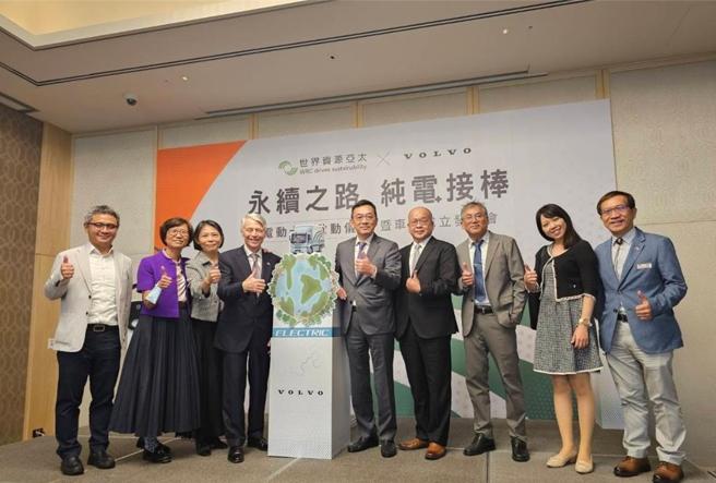 世界资源亚太董事长Mr. Peter Halpin(左四)与远东商银法人事业群副总经理季正华(右五)带领团队及同仁共襄盛举，参与「纯电‧接棒—电动卡车永续之路」活动。 图／远东商银提供