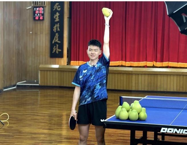柚子同学、桌球国手高承睿。图／农业部提供