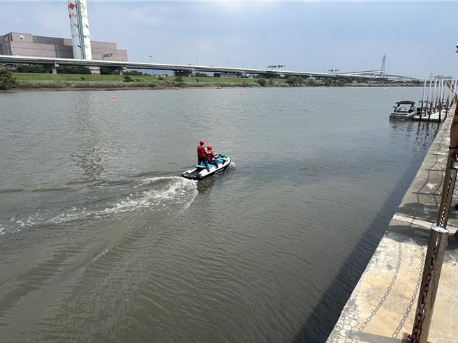 「2024台北國際滑水公開賽」將於30日至9月1日社子島迎星碼頭盛大展開，吸引來自10國的好手還台參賽，不料今(29)日在架設舞台時，有工作人員不慎落水，目前還在搜救中。(黃敬文翻攝)