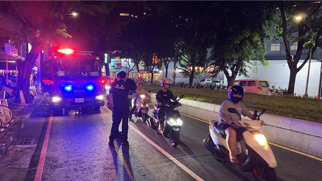 高雄市苓雅区大顺三路的环球影城29日晚间7时许传出火警。（民眾提供／杨舒婷高雄传真）