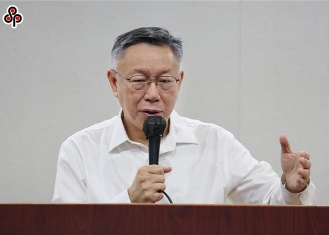 民眾黨29日舉行「柯文哲總統大選政治獻金外界疑義一次澄清」記者會，黨主席柯文哲上台說明並坦承，競總財務長李文宗的妹妹李文娟是木可公司負責人，也同時兼任競總出納、會計，原是想節省人力，結果卻賠掉財政紀律，這是他們的錯誤。（姚志平攝）