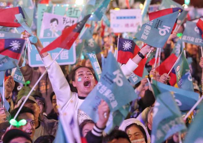 民眾党1月12日在凯达格兰大道举办选前之夜造势大会，大批支持者前来参加，也有不少人挥舞国旗。（资料照／赵双杰摄）