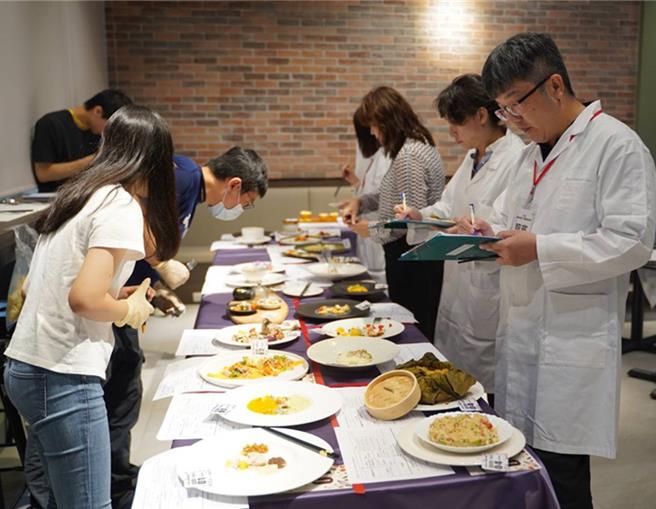 醒吾科大观光餐旅学院院长黄宝元（右）是本次竞赛评审之一，试吃符合质地饮食的料理，给予最公正的评分。（醒吾科大提供）