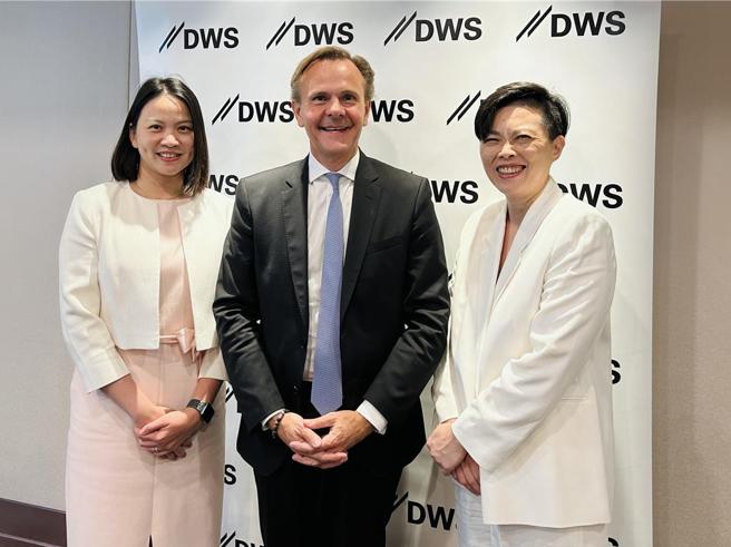 DWS全球投資長Bjoern Jesch（中）、DWS亞太區投資長吳雙榮（左）及德銀遠東投信總經理黃釗盈（右一）。圖／德銀遠東投信提供