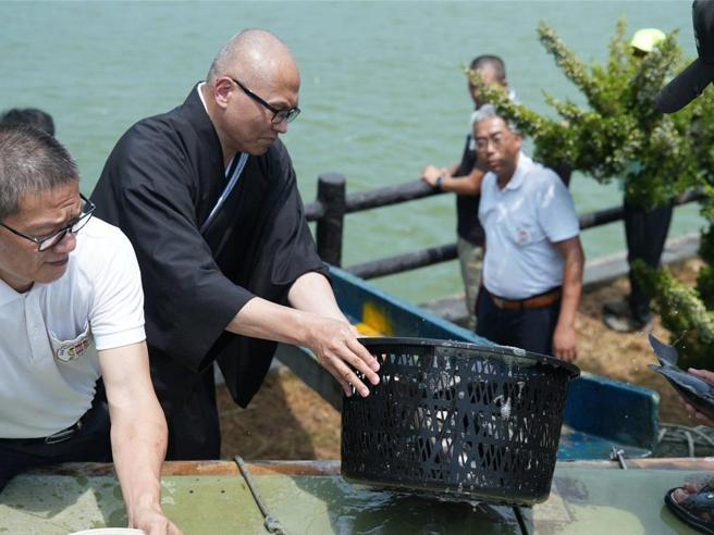 日本行持功德會與中華國際佛教聞修正法會，近日在台中與苗栗舉辦「大悲觀音加持法」結行放生法會。圖／業者提供