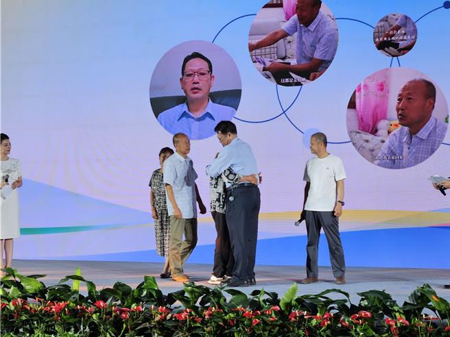 祖籍陝西的強富翔，於今年8月「2024年陝台文化交流周」上與大陸親人相聚相擁。（陳冠宇攝）