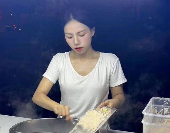 大陆一名OL辞掉董事长秘书一职后，转往夜市摆摊卖起瘦肉丸汤，不料，却是当时薪水的2倍多。（图／翻摄自微博）