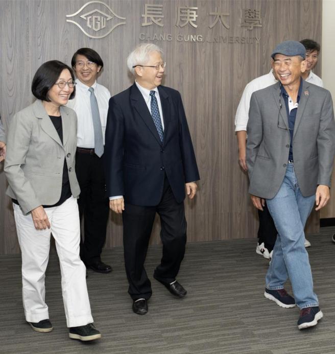 长庚大学校长汤明哲（中）和智慧运算学院长许永真（左一）迎接NVIDIA人工智慧中心全球总监Simon See（右一）及其团队。图／长庚大学提供