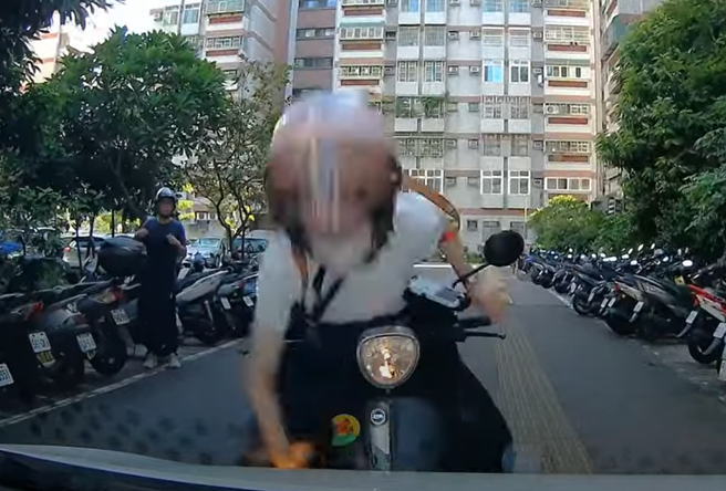 驾驶遭到一名女骑士「低头骑车」猛撞，让他相当傻眼。（图／翻摄自WoWtchout - 地图型行车影像分享平台）