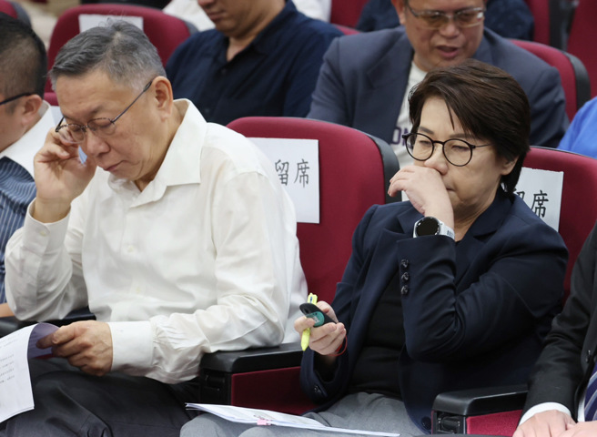 民眾黨29日舉行「柯文哲總統大選政治獻金外界疑義 一次澄清」記者會，黨主席柯文哲與時任競總總幹事的立委黃珊珊神色凝重。（姚志平攝）