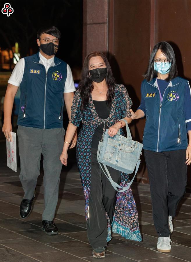 台北地檢署偵辦前台北市長柯文哲任內涉及之京華城案，28日指揮廉政署兵分48路搜索，拘提北市議員應曉薇（中），移送北檢複訊。（本報資料照片，郭吉銓攝）