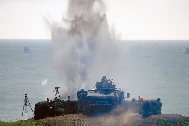 国军26日在屏东枋山靶场执行「天马操演」任务，M1167悍马车搭载新型的「M41A7 ITAS 拖式飞弹发射系统」首度公开亮相。图为拖式飞弹脱靶，射出后直接掉落在海面上，激起大片水花。（资料照／黄世麒摄）