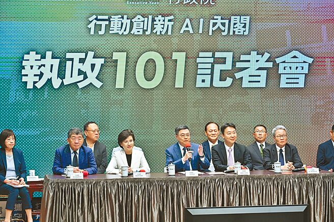 行政院长卓荣泰（右前三）28日率领行政团队政委们举行「行动创新AI内阁执政101」记者会。图／行政院