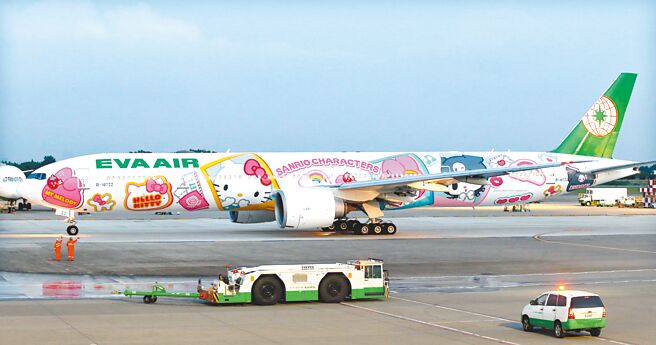 長榮航空與三麗鷗公司合作推出全新Hello Kitty彩繪機「閨蜜機」，首航台北-芝加哥航線。圖／范揚光