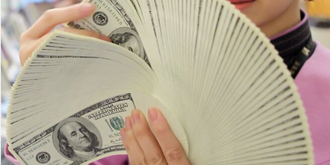 美国第二季经济成长率上修，市场押注联准会（Fed）降息2码的机率下滑，30日美元指数徘徊在1周高点附近，可望让周线连五黑画上句点。图／本报资料照片