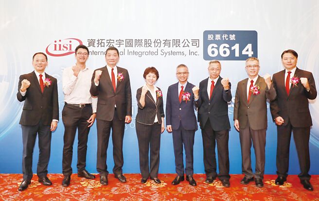 资拓宏宇将于9月3日以每股52元登录兴柜，28日举办兴柜前法说会，中华电信董事长郭水义（右四）、资拓宏宇董事长吴丽秀（左四）、研华投资董事刘蔚廷（左二）、资拓宏宇总经理王芝和（左三）亲自出席。图／资拓宏宇提供