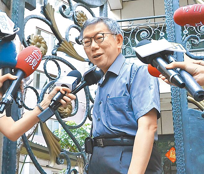 民眾党主席柯文哲身陷政治献金与京华城等三大案风波未平，又被爆出用选举补助款4300万元购入商办，让民眾党面临危机。（陈俊吉摄）