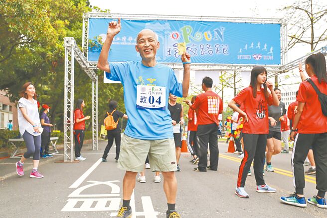 《中国时报》前社长、总编辑林圣芬27日晚间病逝，林圣芬曾任清大副校长，校方28日发文悼念，也贴出他参加环校路跑，抵达终点线后开心庆祝的照片。（清大提供／王惠慧新竹传真）