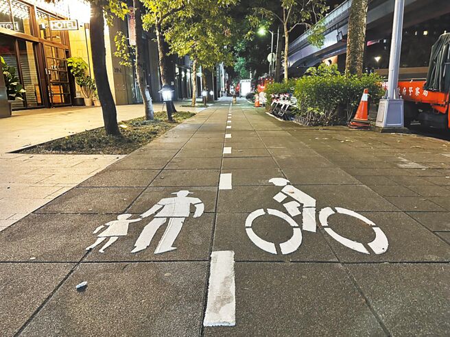 台北市交通局於淨寬2.4公尺以上的人車共道路段試辦「分流標線」，目前已繪製市府路、松德路等10條共近5公里路段。（張立勳攝）