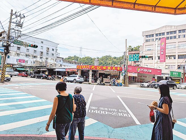 基隆市政府即日起在暖暖區暖暖街、東勢街口設置行人專用時相，減少人車衝突，讓民眾可以更安全過馬路。（張志康攝）