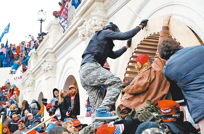 图为支持川普的抗议者在2021年1月6日衝进美国国会大厦。在新的起诉书中，川普仍被起诉4项罪名。（路透）