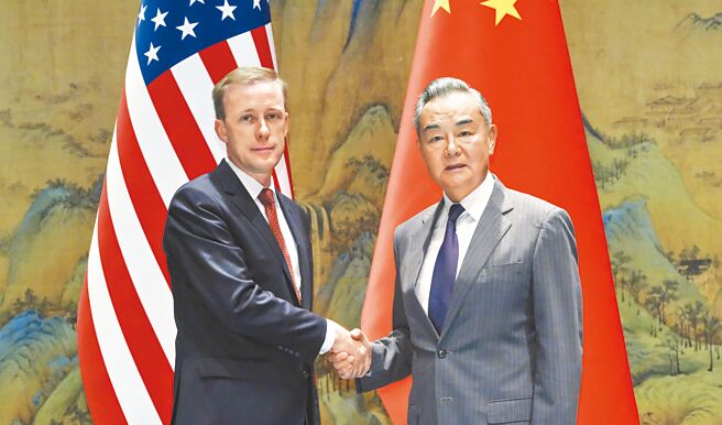 中共中央外辦主任王毅（右）與美國白宮國安顧問蘇利文（左），27日在北京舉行新一輪戰略溝通。（新華社）