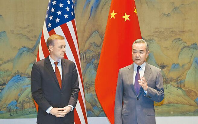 中共中央政治局委員、中央外辦主任王毅（右）27日在北京同美國總統國家安全顧問蘇利文（左）開始舉行新一輪戰略溝通。（摘自中國外交部官網）