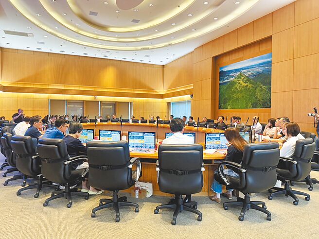 新北市主计处28日在市政会议通过2025年度总预算案暨附属单位预算及综计表，将于8月底前函送市议会审议，其中岁出部分较今年增加106.28亿元，再创新高。（柯毓庭摄）