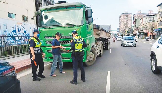 新北市土城区近年来高速发展，大型车辆也随之涌入，导致事故率连带攀升，土城警分局8月起启动专案大执法，还给居民安全的用路环境。（土城警分局提供／贺培晏新北传真）