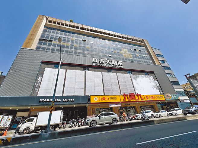 台南市延平商业大楼没落多时，2013年政大书城率先进驻营运，后续有九乘九文具店、真善美戏院陆续开业，但戏院已于8月1日熄灯，文具店也将在9月15日结束营业。（曹婷婷摄）