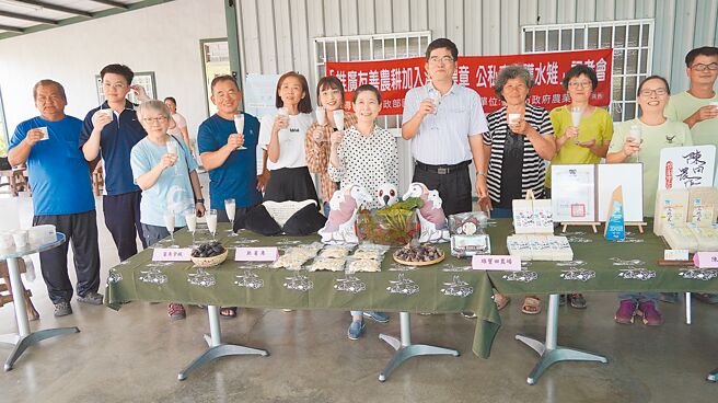 台南市政府农业局28日在官田区绿宝田农场宣导溼地标章，现场展示获得标章的优质稻米、菱角等农特产品。（宝智华摄）