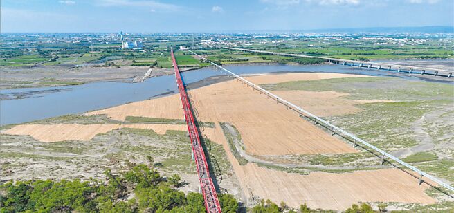 凱米颱風強風豪雨沖毀濁水溪河床的揚塵防制工程，四河署在雲林縣西螺大橋附近的裸露地，鋪設19公頃稻草蓆抑制揚塵。（第四河川分署提供／周麗蘭雲林傳真）