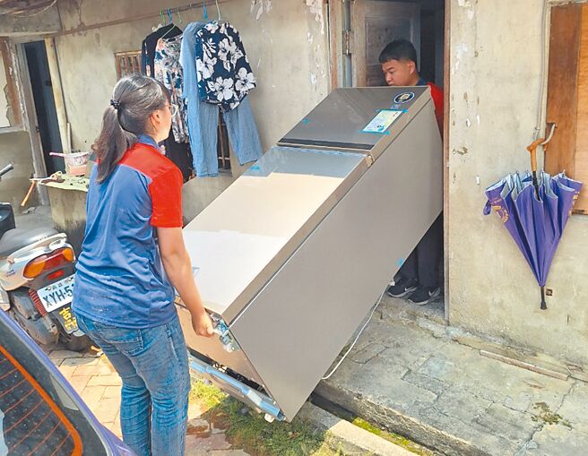 台南市政府經發局推動節電計畫，今年免費幫34戶受扶助的弱勢家戶汰換老舊家電。（經發局提供／張毓翎台南傳真）