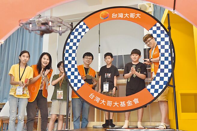 台灣大號召企業志工，透過多元且遊戲化課程，激發孩子們的科技熱情與學習動機。（台灣大提供）