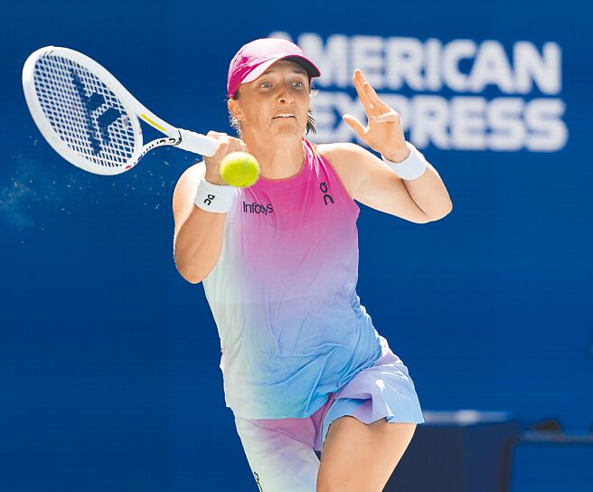 波蘭世界球后思薇雅蒂在美網的服裝，採用引人注目的漸層色彩，有充滿活力的粉紅色、藍色和黑色。（美聯社）