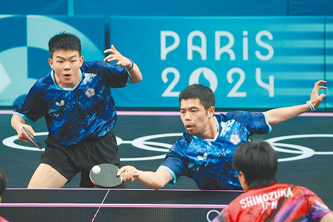「桌球教父」庄智渊（右）在巴黎奥运个人赛得指导徒弟高承睿，团体赛又要师徒搭檔双打，竞选运动员委员几乎没时间拉票。（本报资料照片）